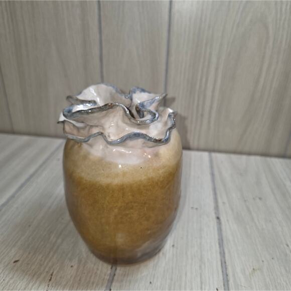 Vtg Hand Turned Studio Art Ruffle Top 7" Handmade Flower Vase Artist Signature - Picture 5 of 6